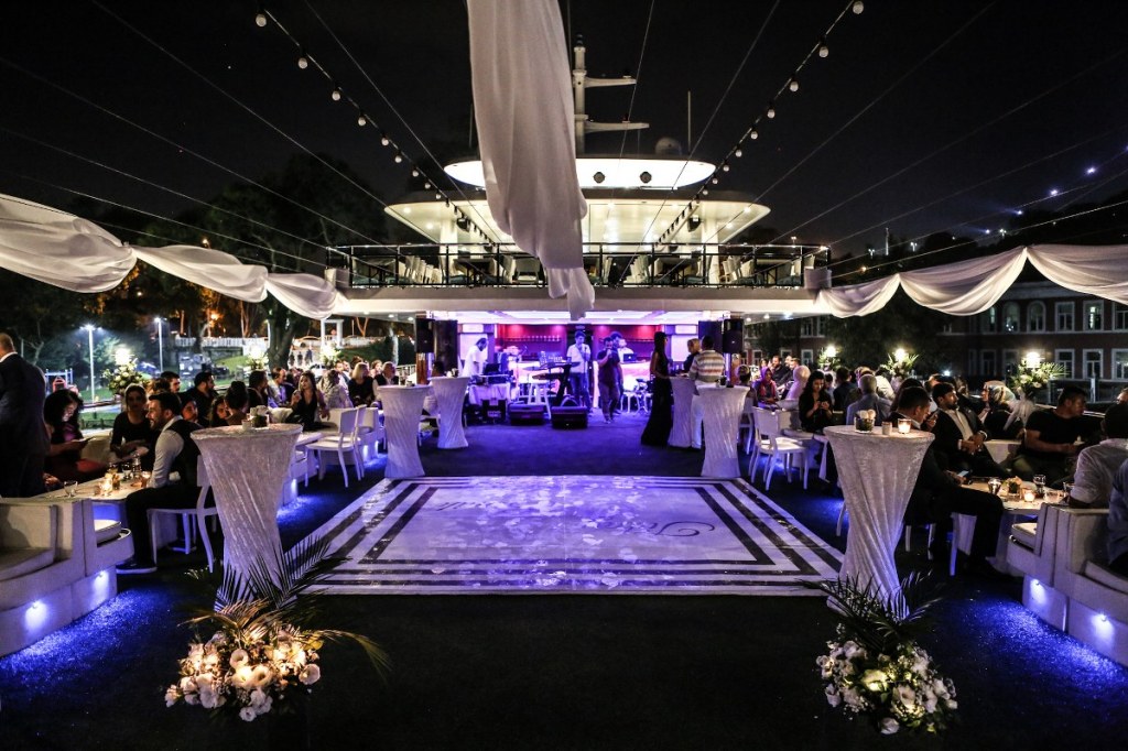 Wedding On The Boats Bematur